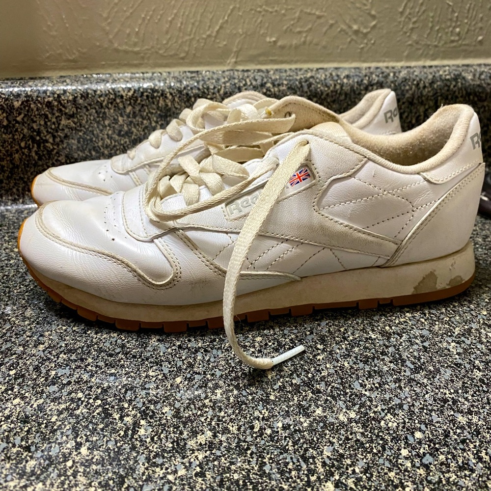 Tennis shoes